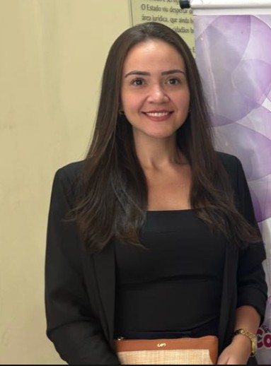 Aline Roque em atendimento no escritório